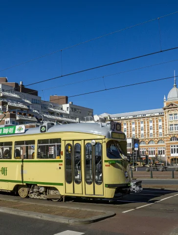 De Tourist Tram is een unieke Hop-on Hop-off verbinding in Den Haag tussen stad en strand